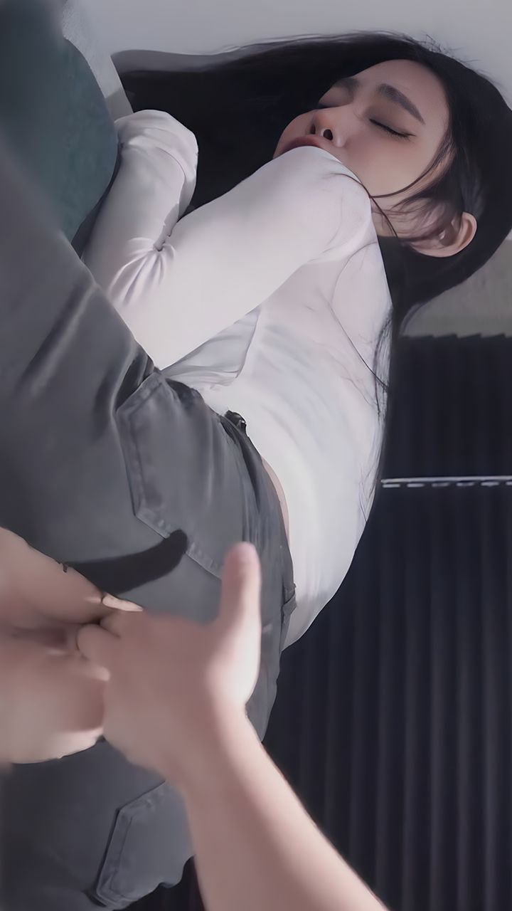 越南骚浪反差妹「Miuzxc」肛门中出穿破洞牛仔裤的美女 AKS