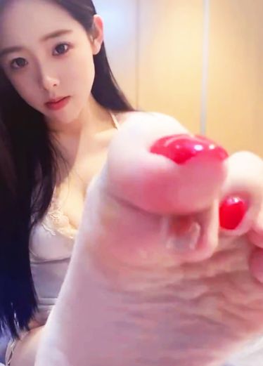 足空骚女合集 骚话配美足射了 uaZ